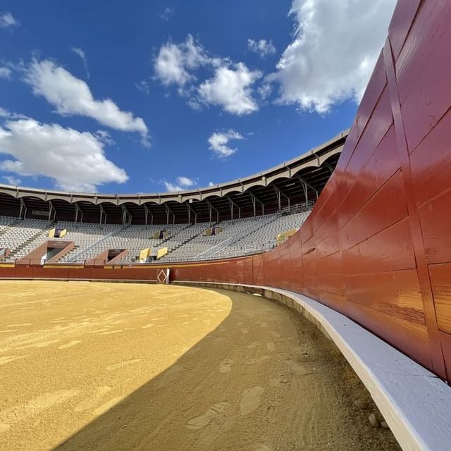 vista lateral del burladero de la plaza de toros de Palencia